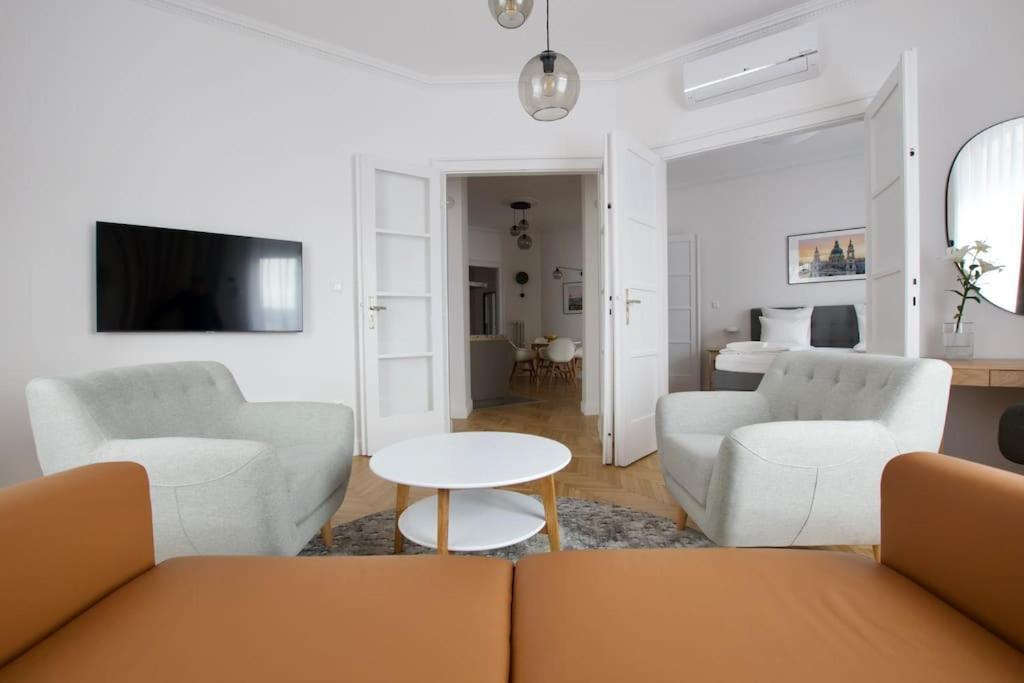 Premium Apartment By Hi - Central 2 Bedroom - Best View Budapest Eksteriør bilde