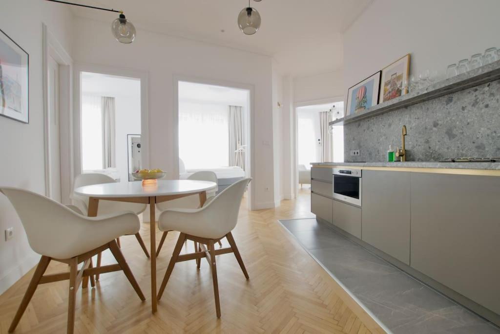 Premium Apartment By Hi - Central 2 Bedroom - Best View Budapest Eksteriør bilde