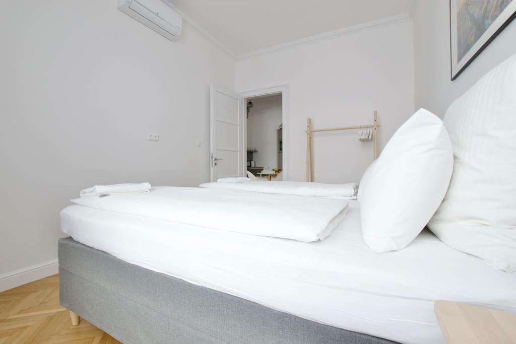 Premium Apartment By Hi - Central 2 Bedroom - Best View Budapest Eksteriør bilde