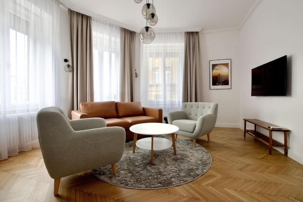 Premium Apartment By Hi - Central 2 Bedroom - Best View Budapest Eksteriør bilde