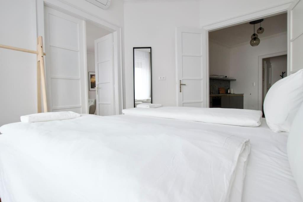 Premium Apartment By Hi - Central 2 Bedroom - Best View Budapest Eksteriør bilde