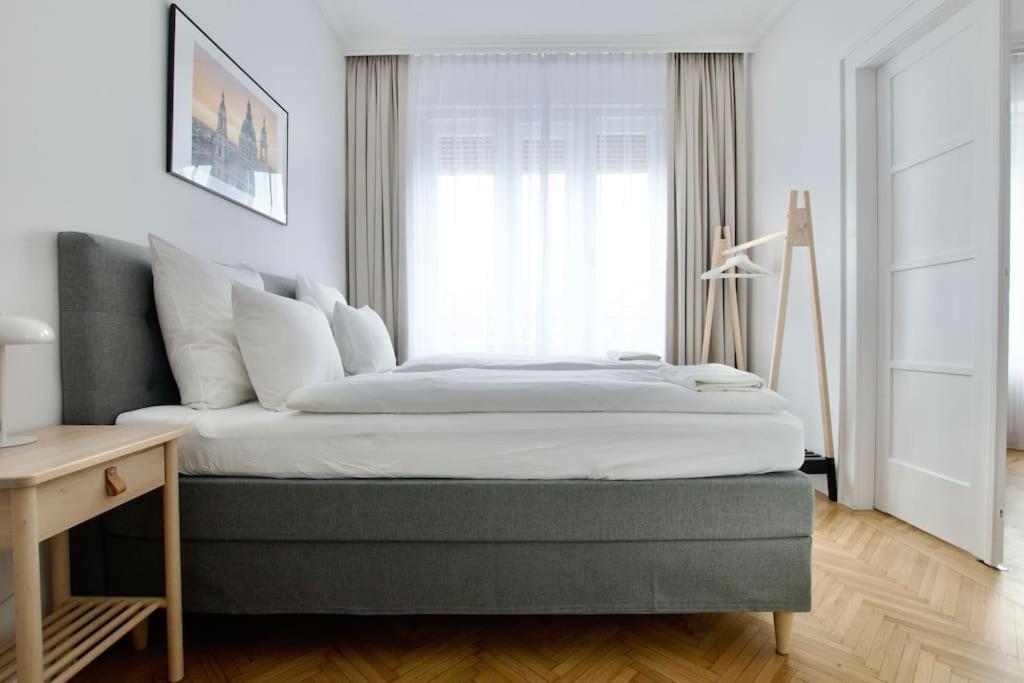 Premium Apartment By Hi - Central 2 Bedroom - Best View Budapest Eksteriør bilde