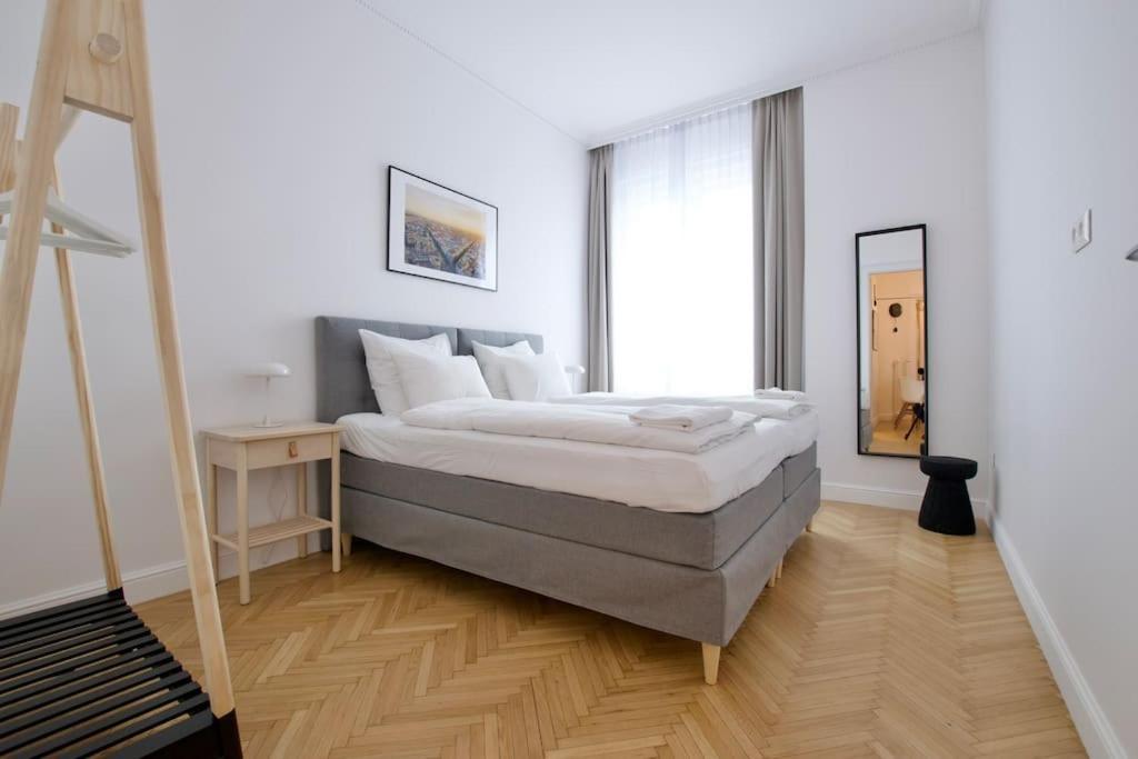 Premium Apartment By Hi - Central 2 Bedroom - Best View Budapest Eksteriør bilde
