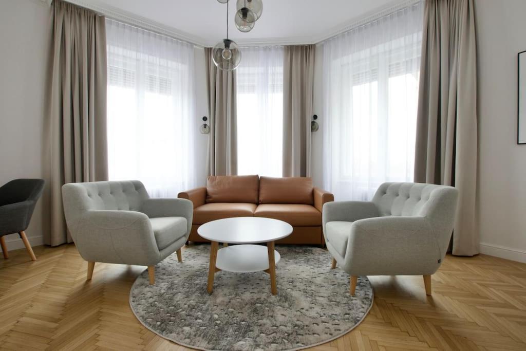 Premium Apartment By Hi - Central 2 Bedroom - Best View Budapest Eksteriør bilde