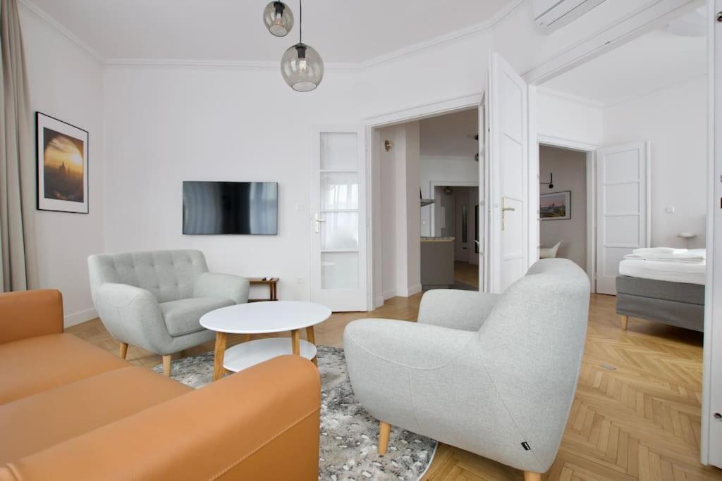 Premium Apartment By Hi - Central 2 Bedroom - Best View Budapest Eksteriør bilde
