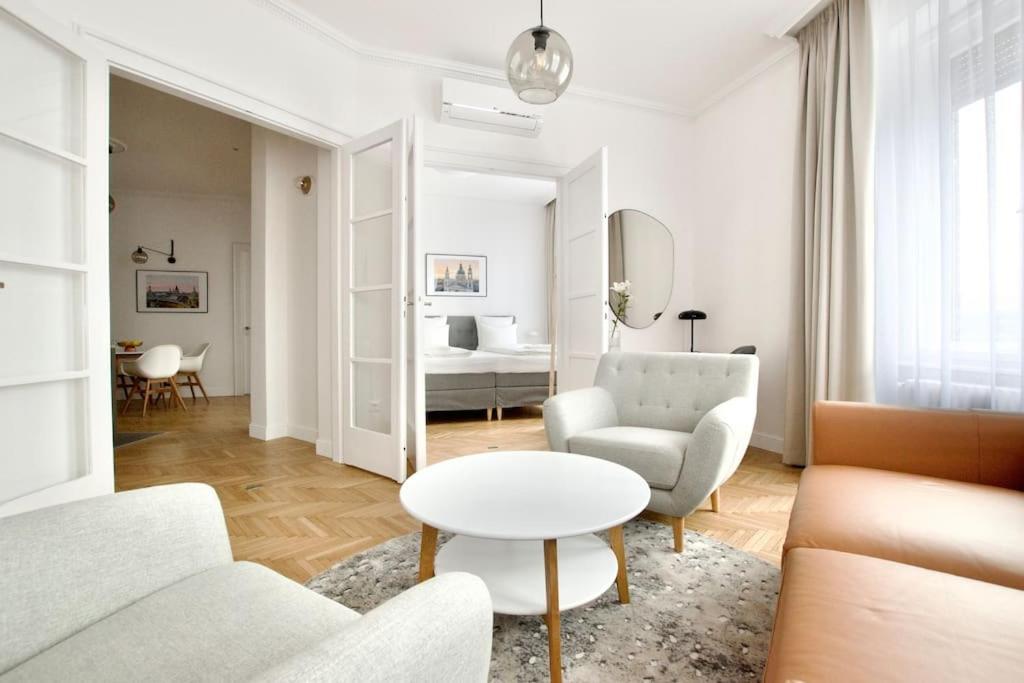Premium Apartment By Hi - Central 2 Bedroom - Best View Budapest Eksteriør bilde