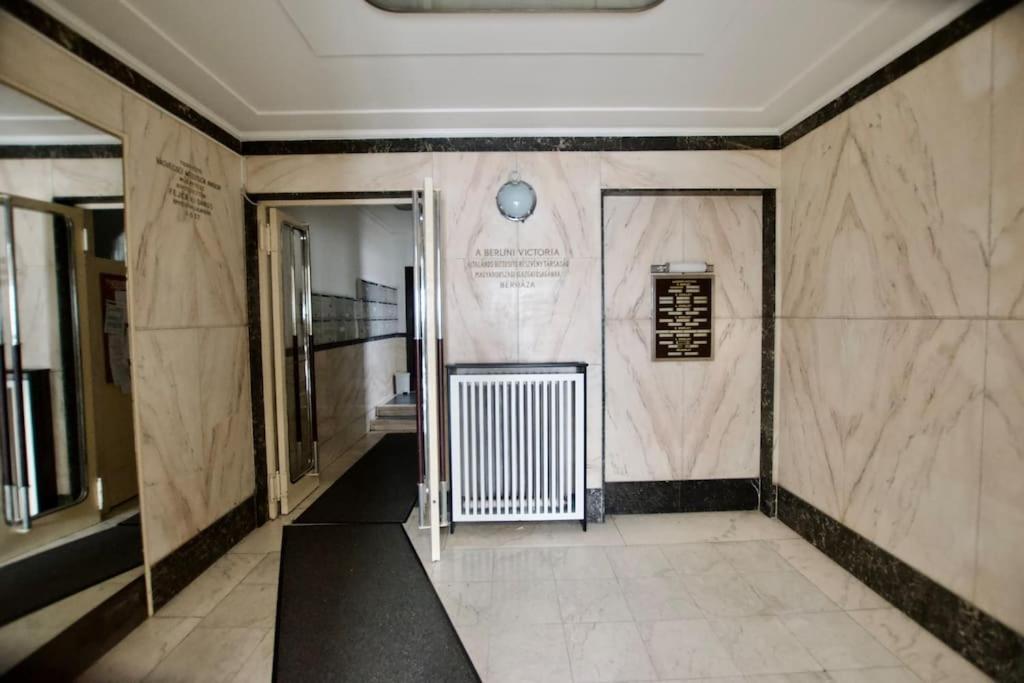 Premium Apartment By Hi - Central 2 Bedroom - Best View Budapest Eksteriør bilde