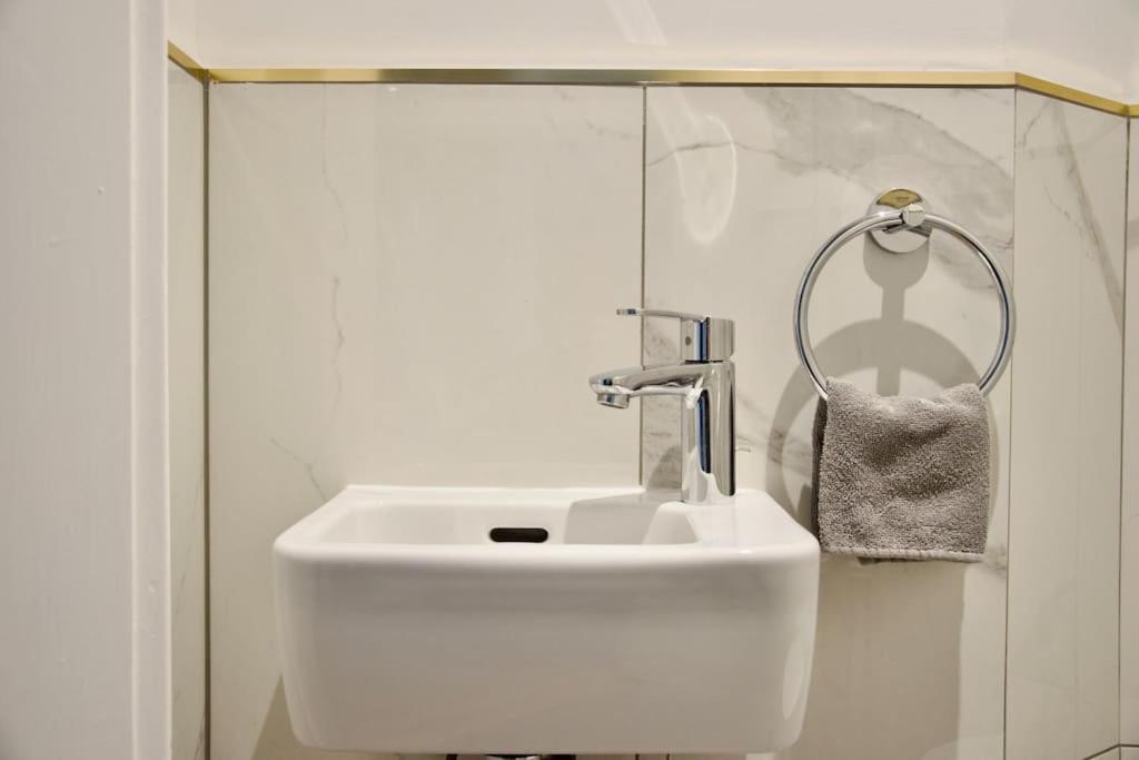 Premium Apartment By Hi - Central 2 Bedroom - Best View Budapest Eksteriør bilde