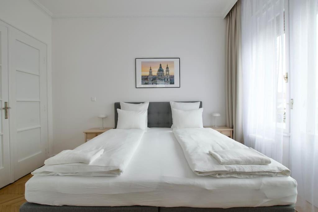 Premium Apartment By Hi - Central 2 Bedroom - Best View Budapest Eksteriør bilde