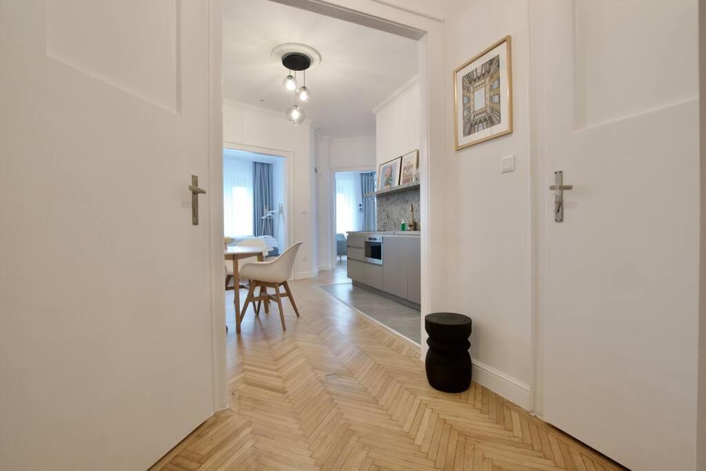 Premium Apartment By Hi - Central 2 Bedroom - Best View Budapest Eksteriør bilde