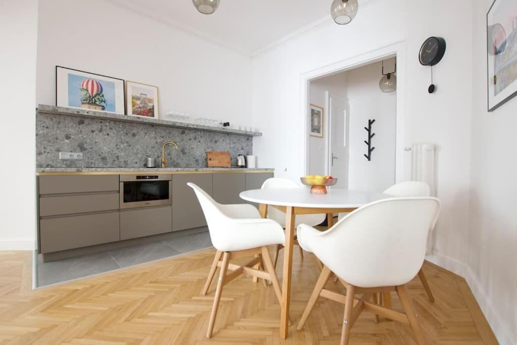 Premium Apartment By Hi - Central 2 Bedroom - Best View Budapest Eksteriør bilde