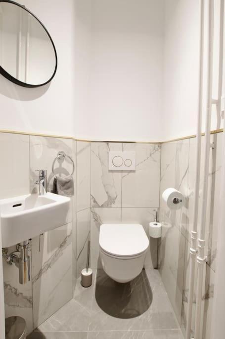 Premium Apartment By Hi - Central 2 Bedroom - Best View Budapest Eksteriør bilde